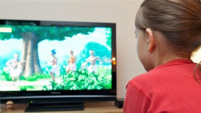 خبيرة أسرية: أفلام الكرتون تولد العنف والتبلد لدى الأطفال| فيديو