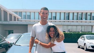 بالأحضان.. رونالدو يدعم منتخب البرتغال للسيدات قبل اليورو| صور