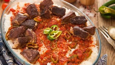 أكلة عيد الأضحى.. طريقة عمل الفتة باللحمة على طريقة الشيف علاء الشربيني| فيديو