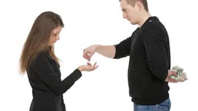 «خطيبي عايز ياخد مرتبي بعد الجواز».. والتعليقات: «جوازة سودة»