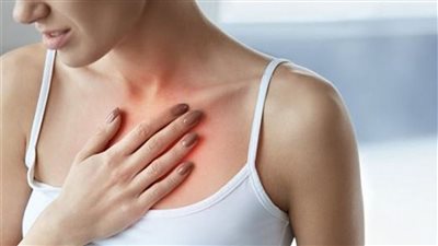 هل ألم الصدر يستدعي الذهاب للطبيب.. حسام موافي يُجيب| فيديو