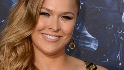 جميلة المصارعة «روندا روزي» تحن إلى الحلبة برشاقة معتادة.. صور