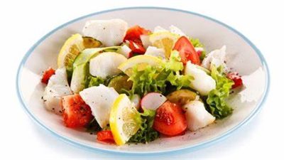 بعد زحمة العيد واللحمة.. اعرفي طريقة عمل «سلطة السمك» زي المحلات