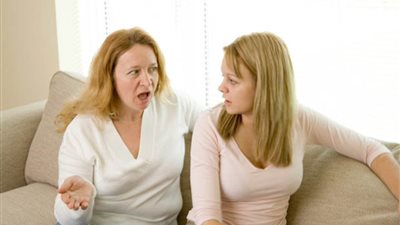 «ضربت مرات ابني لأنها رفضت تخدم بنتي اللي لسه والدة» والتعليقات: «أنتِ ست حرباية»