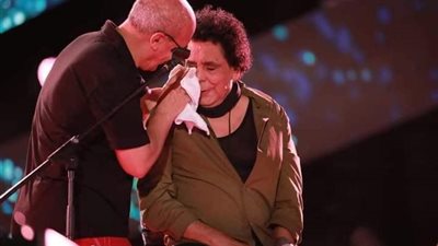 بالصور.. محمد منير يتصدر التريند بعد بكائه بحفله في الإسكندرية