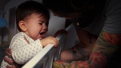 عذب ابن عشيقته لبكائه المستمر لحظة المتعة المحرمة