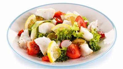  اعرفي طريقة عمل «سلطة السمك».. فيديو جراف 