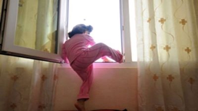 في واقعة مأساوية.. سقوط طفلة من الطابق الرابع في التجمع 