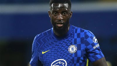 الشرطة تلقي القبض على نجم تشيلسي وميلان بالخطأ (فيديو)