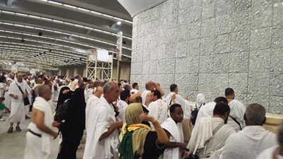 الحجاج يرمون الجمرات ويستكملون باقي مناسك الحج..فيديو 