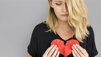 فيديو| هل يمكن أن يقودك الحزن والسعادة إلى الموت؟.. أخصائي يُحذر