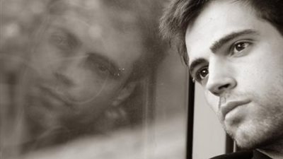 يرفضون إطعامه.. شاب ضحى من أجل شقيقاته فواجه الجحود