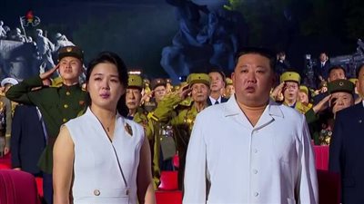 فيديو| سر بكاء زوجة زعيم كوريا الشمالية.. ومعلقون يغازلونها
