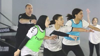 منتخب ناشئات اليد يطير إلى مقدونيا لخوض منافسات بطولة العالم