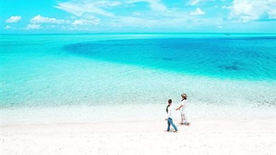 أنصع من الثلج.. تعرف على أكثر 5 شواطئ بيضاء في العالم