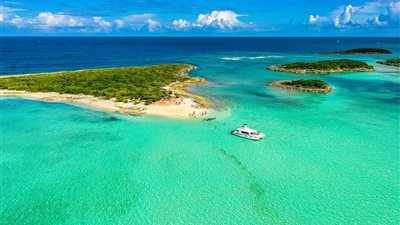 السباحة مع القروش والخنازير.. تعرف على أجمل 5 شواطئ في الباهاما