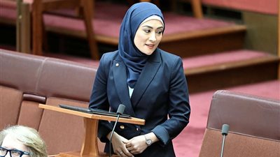 ابنة لاجئ أفغاني.. أول عضوة محجبة في البرلمان الأسترالي.. صور