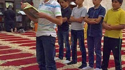 حكم إمامة الصبي لصبي مثله في صلاة الفرض والنافلة.. الإفتاء تُوضح