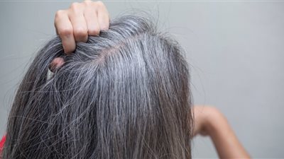 تفسير رؤية الشعر الأبيض في المنام.. للحامل والعزباء والمتزوجة
