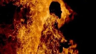 زوج يُشعل النيران في جسده من أجل إسعاد زوجته