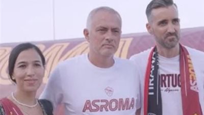 موقف طريف.. مشجع لنادي روما يطلب يد صديقته في حضور مورينيو (فيديو)