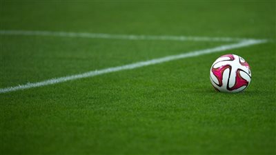 اعتداء وحشي على مُحكمة مباراة ونقلها للمستشفى.. فيديو وصور