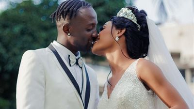 بسبب ناديه الجديد.. لاعب سيراليوني يغيب عن حفل زفافه وشقيقه يأخذ مكانه مع العروس