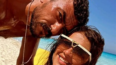 أحضان وقبلات.. 17 صورة ترصد حياة النجمات فى المصيف 