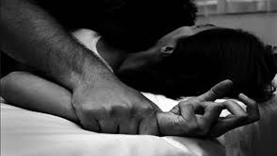 أب يساعد صديقه على اغتصاب ابنته لفك السحر