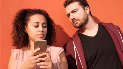 هل النظر لهاتف من يجلس بجوارك يعتبر تجسسًا؟.. 