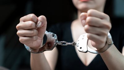 حلم الثراء السريع.. استولت على أموال ضحاياها بزعم تسفيرهم للخارج