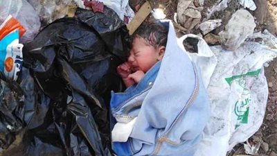 الأم والجدة بلا قلب.. ألقيا طفل السفاح في صندوق القمامة