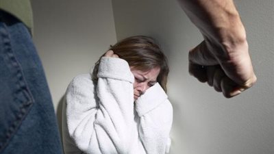 بسبب «تيك توك».. زوج يعتدي على زوجته وابنيه بـ«كتر»