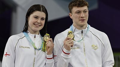 قصة غواصة بريطانية خرجت من عباءة شهرة والدها إلى منصات التتويج