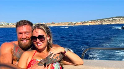 صور | إطلالة مثيرة لزوجة نجم الفنون القتالية كونور ماكغريغور.. شاهدي