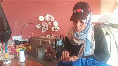 أم علا.. قصة كفاح أم في مهنة الخياطة لأجل أبنائها.. فيديو 