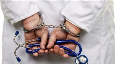 سقوط الطبيب المزيف ومعاونته على «فيسبوك»