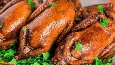 فيديو | إتيكيت تناول الحمام المحشي بالشوكة والسكينة 