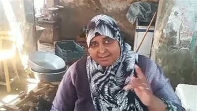 أم محمد.. بائعة سمك شقيانة تعول أسرتها منذ 14 عامًا.. فيديو