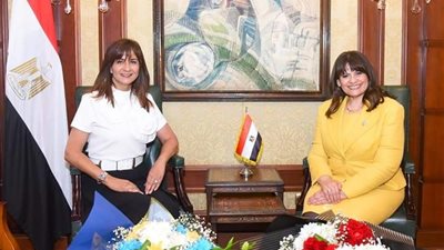 في أول أيام عملها بوزارة الهجرة.. السفيرة «سها جندي» تلتقي «نبيلة مكرم» 