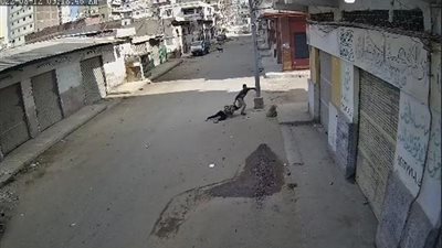 صور وفيديو.. مقطع متداول لضرب وسحل طفلة في الشارع يثير غضب مواقع التواصل 