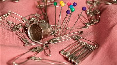 تفسير رؤية الدبابيس في المنام.. للحامل والعزباء والمتزوجة