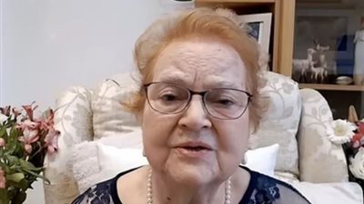 سيدة تتحدث مع المعزين في جنازتها