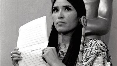 بعد واقعة الحذاء والفستان.. «أوسكار» تضمد جراح ساشين لتل فيذر على طريقتها.. فيديو جراف 