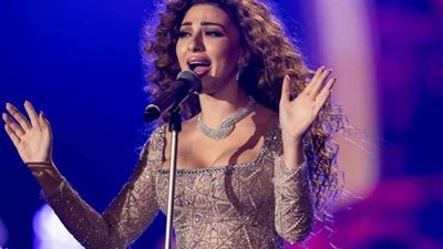 ميريام فارس تحتضن معجبًا بشدة والجمهور: 