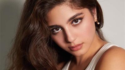 تمتعي بإطلالات صيفية رائعة من خزانة ملابس النجمة 