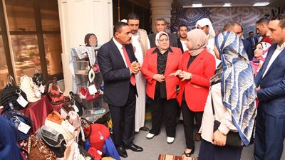 محافظ مطروح يتفقد معرض مشغولات 