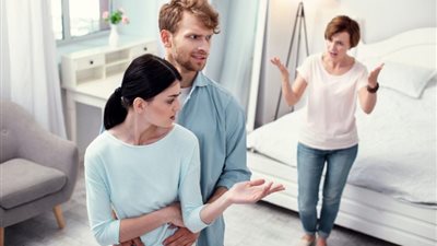 فتاة تشكو من شقيقها: بينشر الغسيل لمراته.. وتعليقات نارية