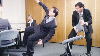 التجسس والتحرش وتتبع العورات.. أخطاء يجب أن تعلمي أولادك الابتعاد عنها