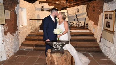 الزواج الهارب.. قصة هروب آلاف الإنجليز إلى «قرية الحب»